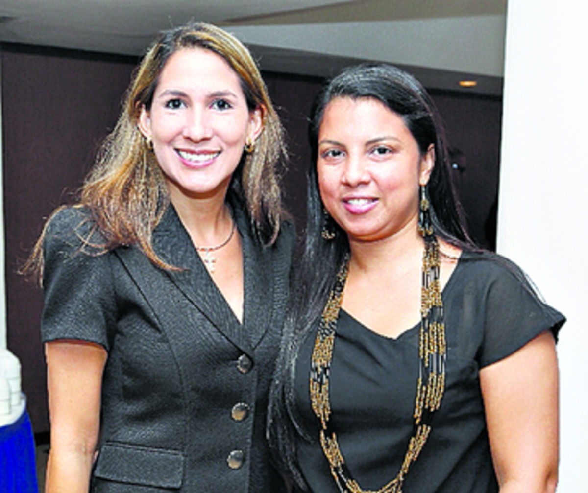 2. Melisa de Castillo y Sharon Villarreal.