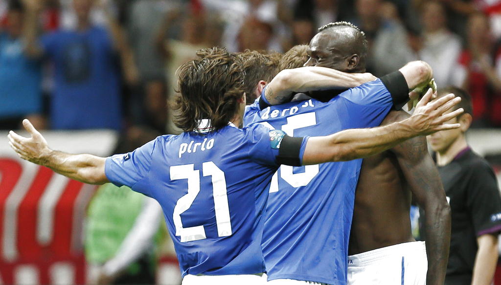 El jugador de Italia Mario Balotelli (d) celebra su gol. Foto: EFE<br>