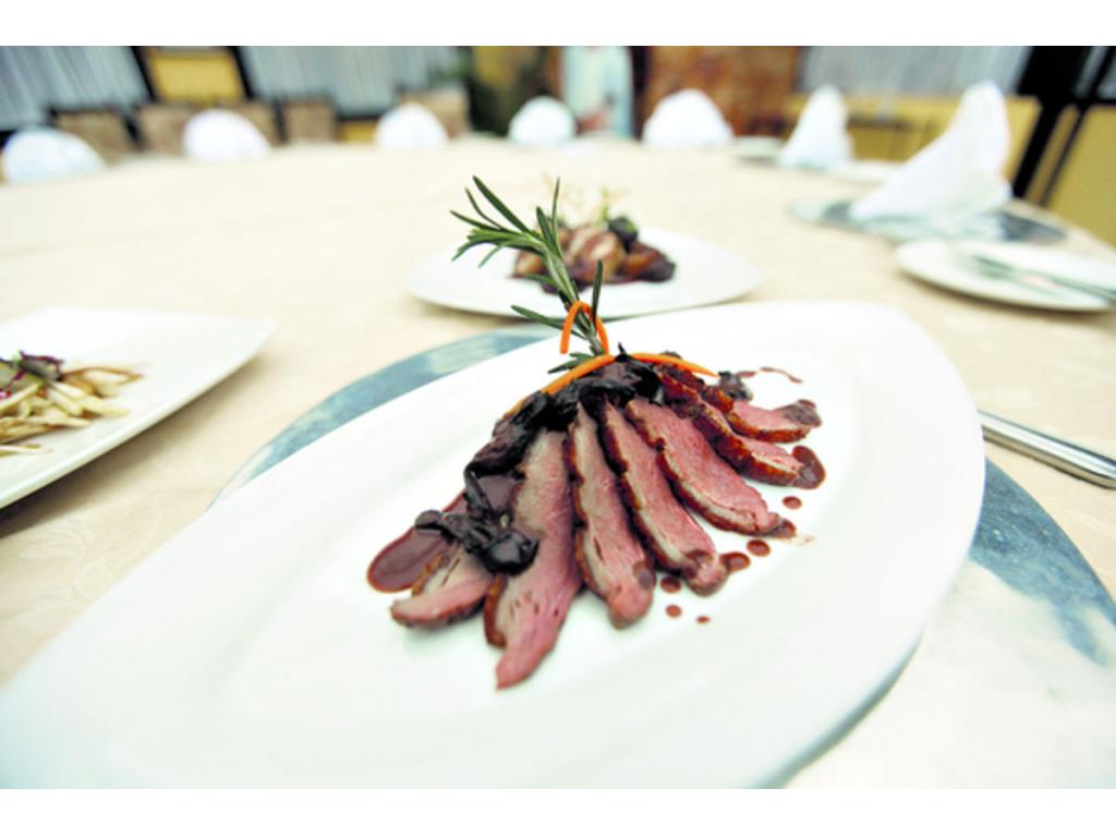 En el restaurante 1985 ofrecen pechugas de pato. Estas son cortadas en rebanadas y posteriormente se hornean. Se sirven junto con trompetas de la muerte, famosos hongos franceses con forma de trompetas. El plato cuesta 22 dólares.