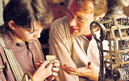 <p>Protagonistas. Asa Butterfield (i) en el papel de Hugo Cabret y Jude Law (d) en el papel de su padre.</p>