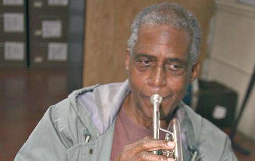 <p>Merandis Myles con 42 años de trayectoria en la banda.</p>