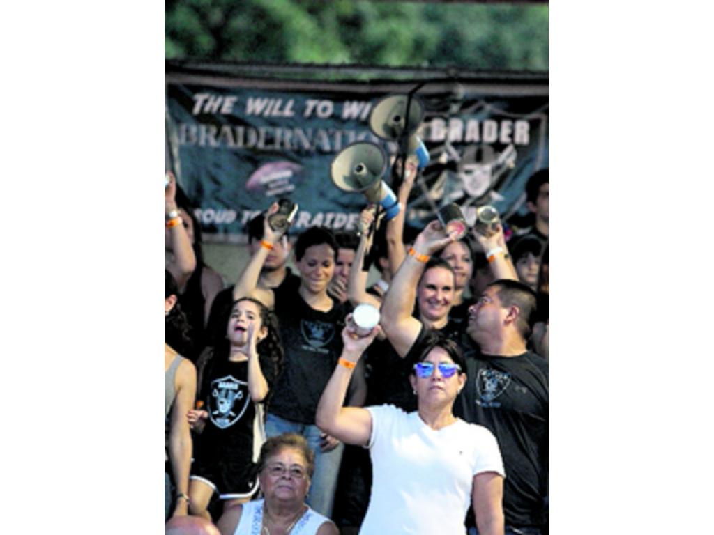 La fanaticada de los Raiders.(Alberto Ortega)