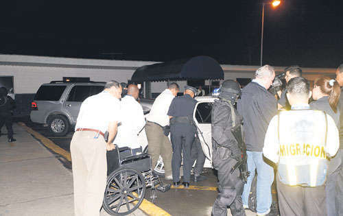 <p>Escolta. Carro de la policía que trasladó a Noriega.</p>