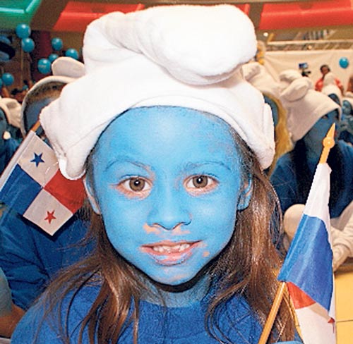 <p>Niños llevaban banderas.</p>