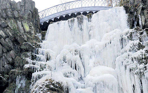 <p>Alemania. La cascada del Teufelsbruecke en Bergpark Wilhelmshoehe se ha congelado debido.</p>