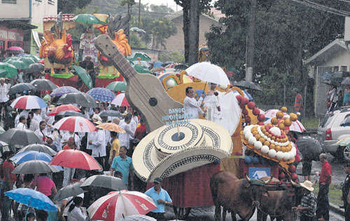<p>Clima. En San Miguelito la vistosidad, le ganó a la lluvia.</p>