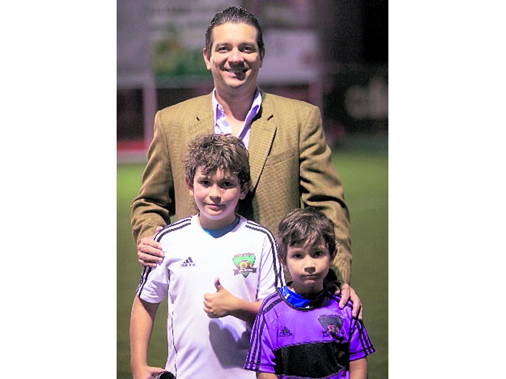 Junto a su hermano y su papá.(Alberto Ortega)