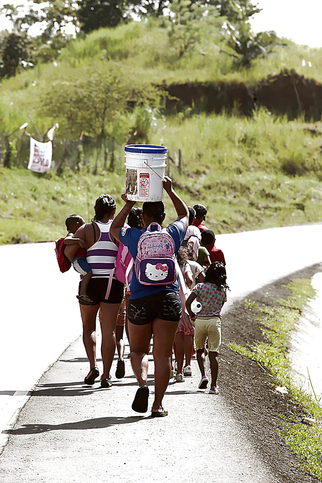 Gonzalillo. Rumbo al río para bañarse y lavar la ropa.()