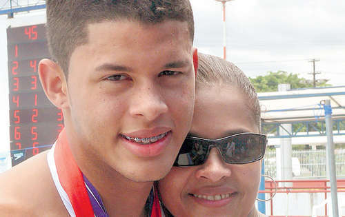 <p>Apoyo. Su madre siempre está a su lado.</p>