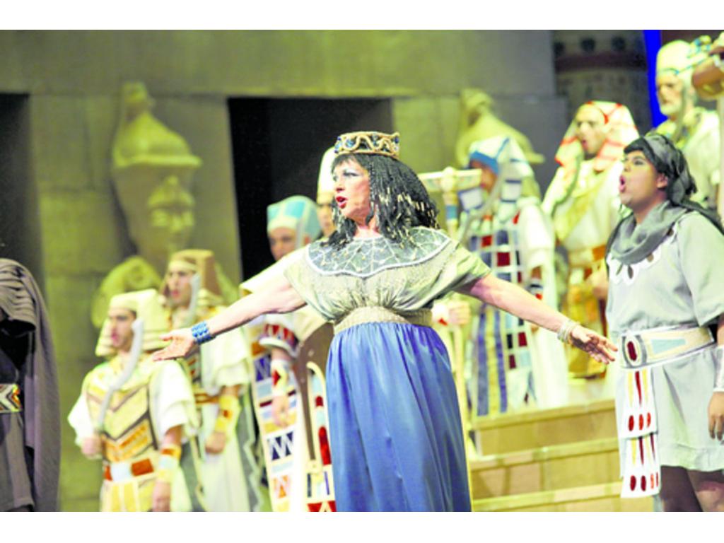 Radamés y Amneris, ajenos a su futuro trágico.