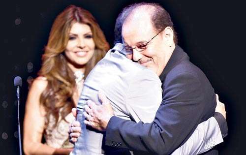 <p>Homenaje. Recibió su galardón en manos de Luis Enrique.</p>