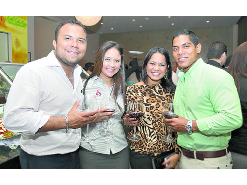 5. Giancarlo Tapia, Valery Rivera, Kathy Subia y Luis Villarreal.
