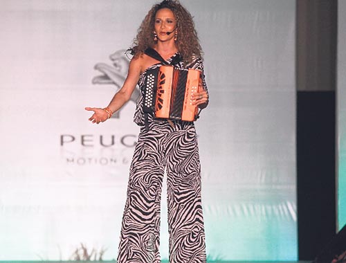 <p>Dania María. La cantante le puso música a la velada. </p>