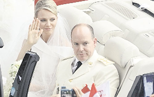 <p>La novia ofreció su ramo.</p>