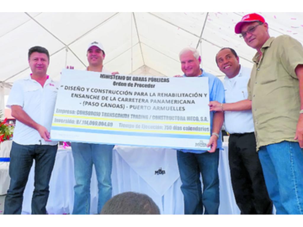 Dos carros bomba fueron entregados a los camisas rojas locales.(José Vásquez)