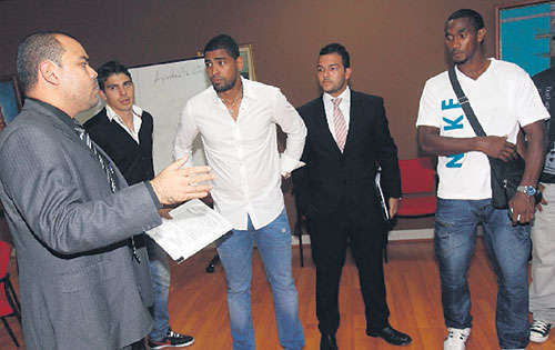 <p>A la cabeza. Gabriel Gómez (c), secretario general.</p>