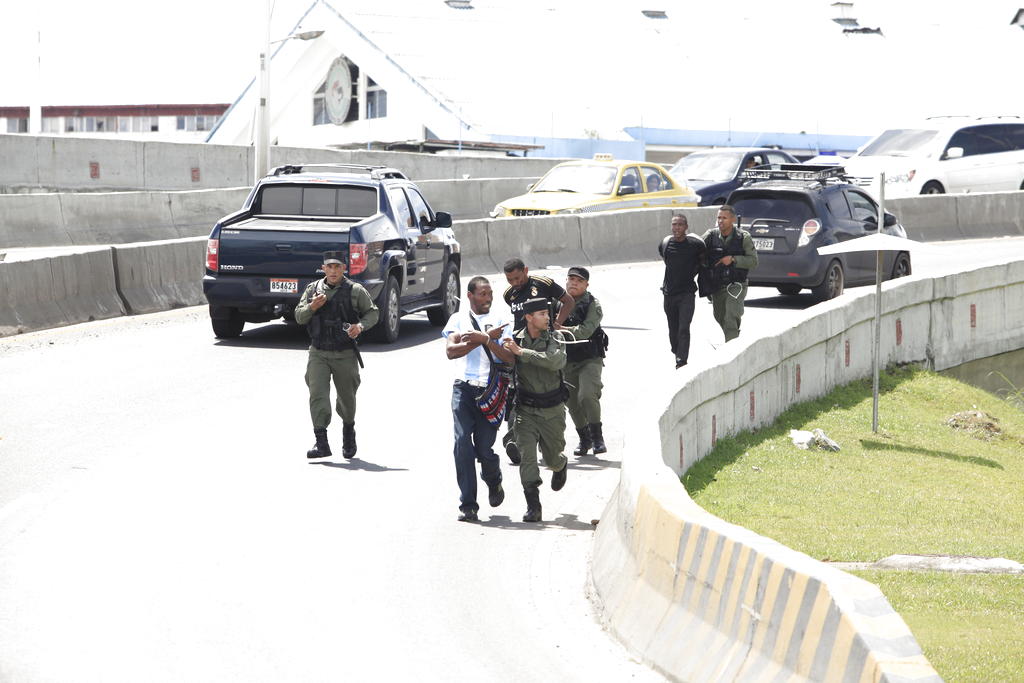 La policía detuvo a varias personas por la Cinta Costera. Foto/Carlos Lemos<br>