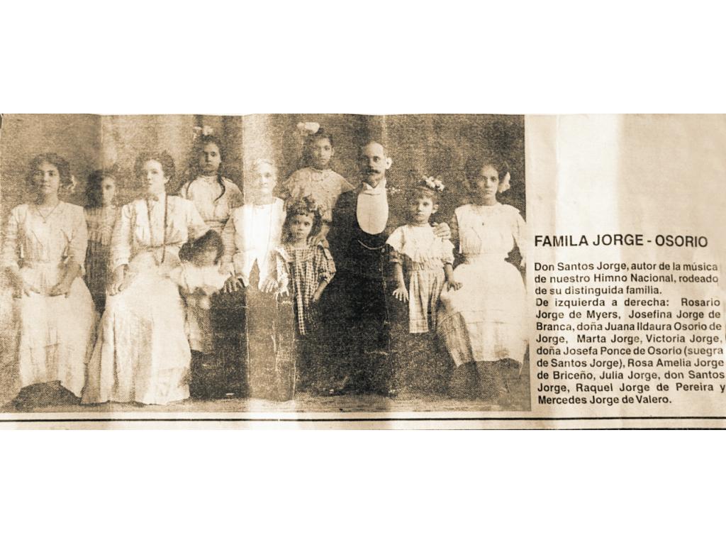 Referencia. Recorte de una publicación de la revista Épocas que conserva Jorge Branca Jorge, en la que se ve a dos Santos Jorge junto a su mujer, su suegra y su prole.()