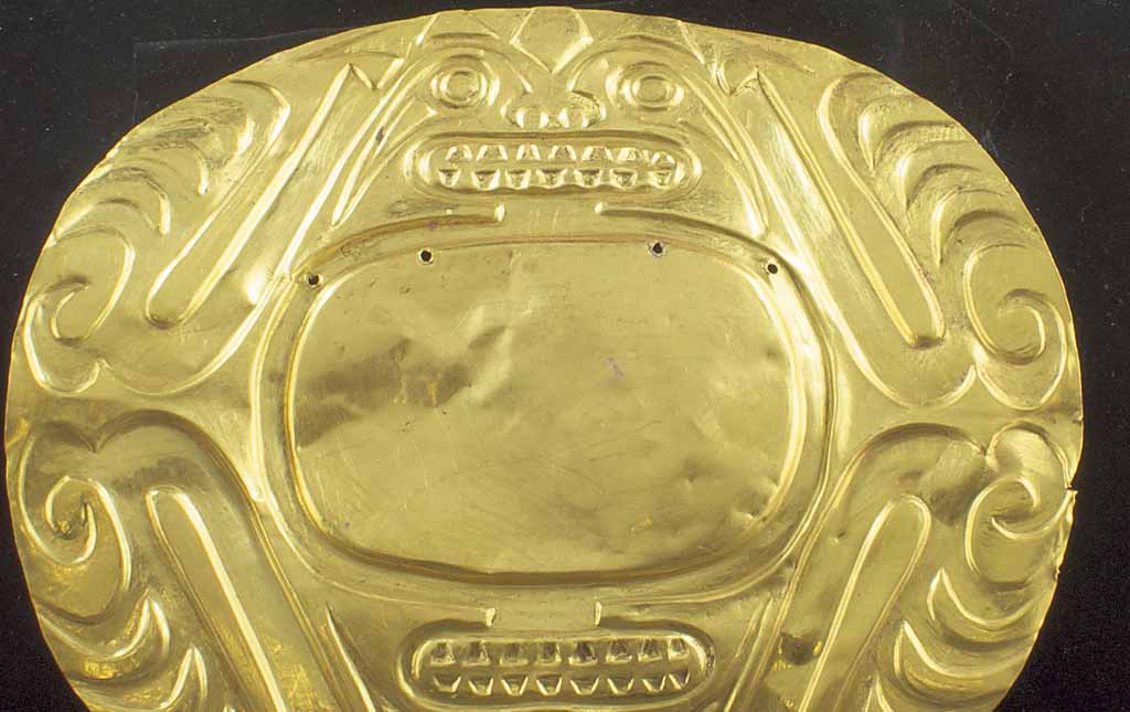 <p>Rangos. El pectoral de oro tiene un diámetro de 25 cm.</p>