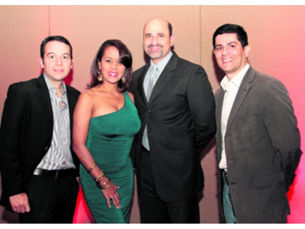6. Park Francisco posa junto a las azafatas del evento.
