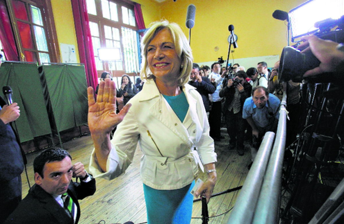 La candidata oficialista Evelyn Matthei, llegó de segunda.(AP)