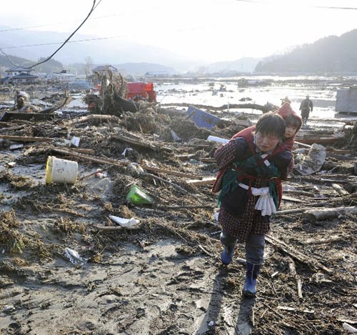 <p></p><p>Equipos de rescate buscan sobrevivientes.</p>