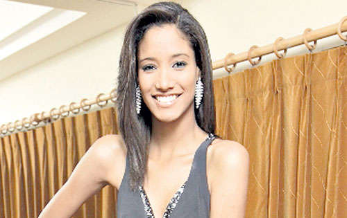 <p>Vestido gris con caída libre y con pedrería en el busto para realzar.</p>