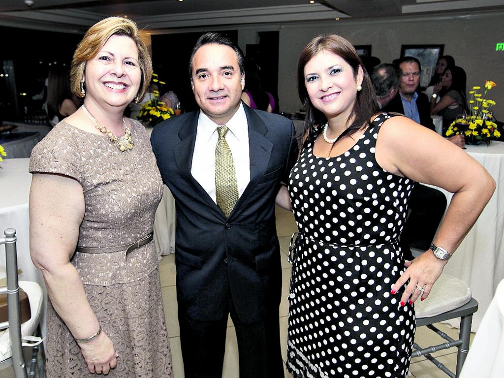 11. Chelly de Samudio, Douglas Gómez y Aileen de Gómez.()