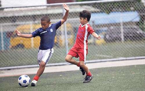 <p>Fuerza. Tocumen F.C. (Azul) dejó claro a Dragones (Rojo) que ellos solo rompen las redes con súper bombazos .</p>