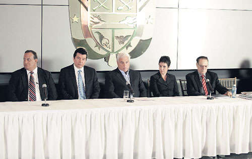 <p>Entrega. Notables presentaron anteproyecto de reformas.</p>