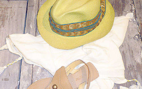 <p>tres indispensables: Un chal de tela, sombrero y flats de cuero.</p>