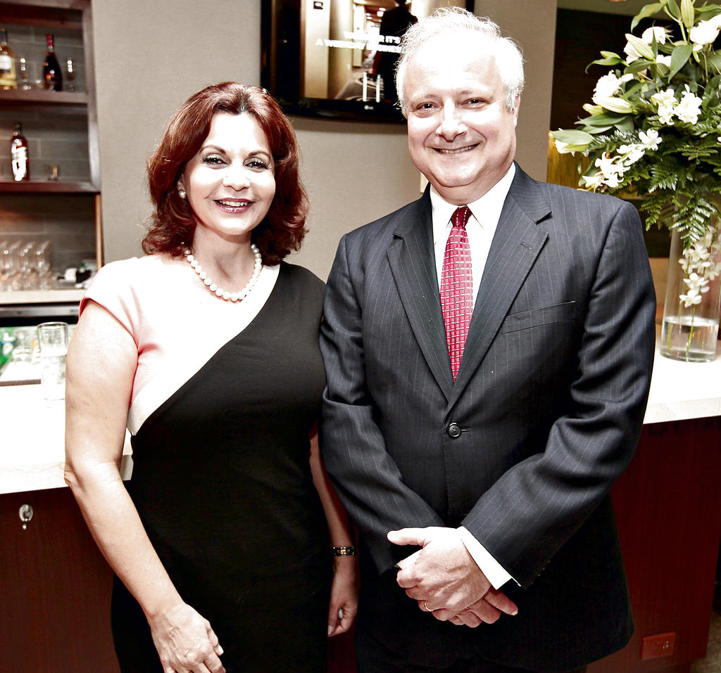 Rossana Uribe y Raúl Jiménez.()
