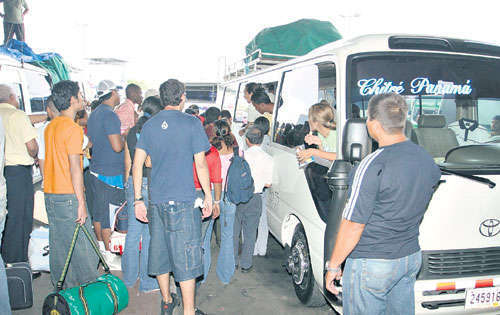 <p>Viajeros. Miles de personas salieron ayer.</p>