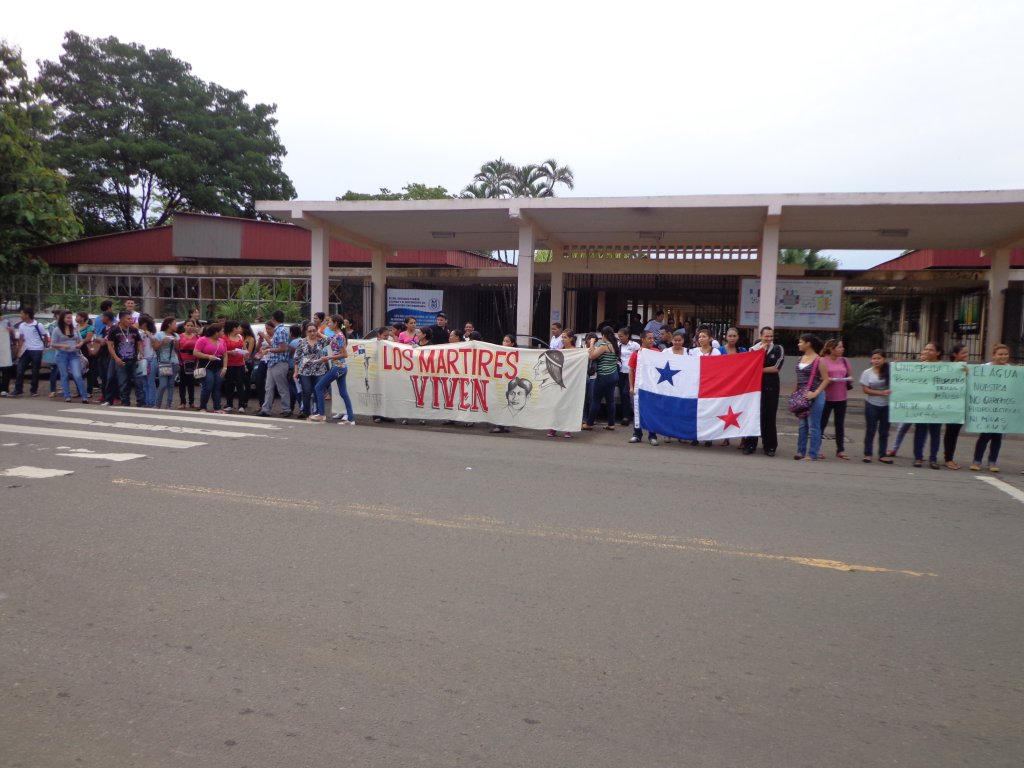 Estudiantes realizaron hoy una cadena humana en protesta por los proyectos mineros e hidroeléctricos. Foto/Melquiades Vásquez.