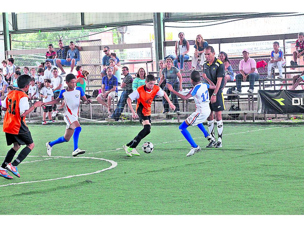 Los tigres contragolpean a la defensa guerrera.()