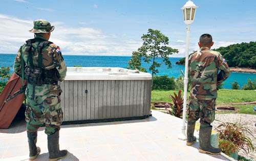 <p>Presencia policial. Miembros de la Policía Nacional y el Senan operan desde esta isla.</p>