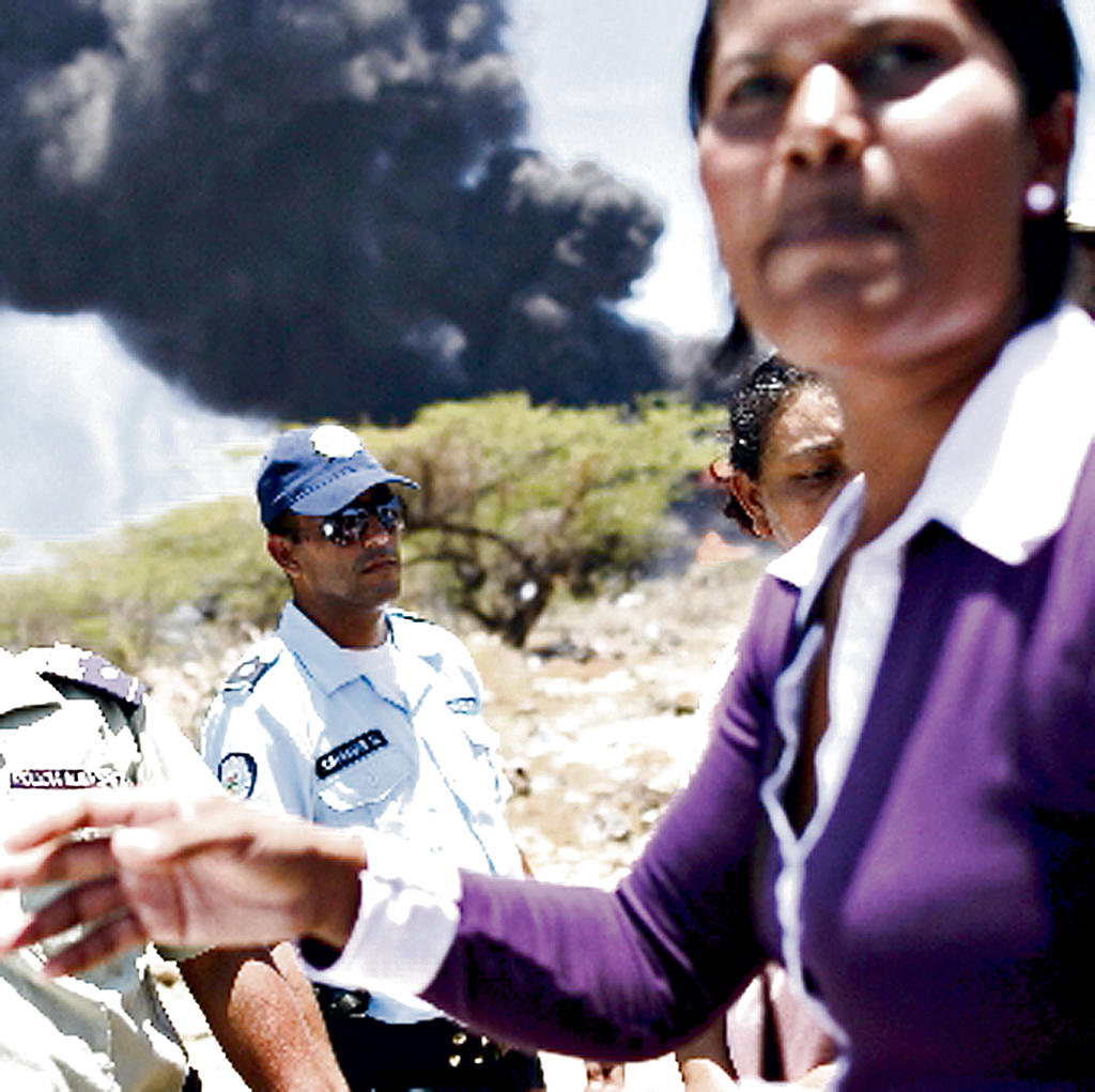 Afectados discuten con la policía.(EFE)