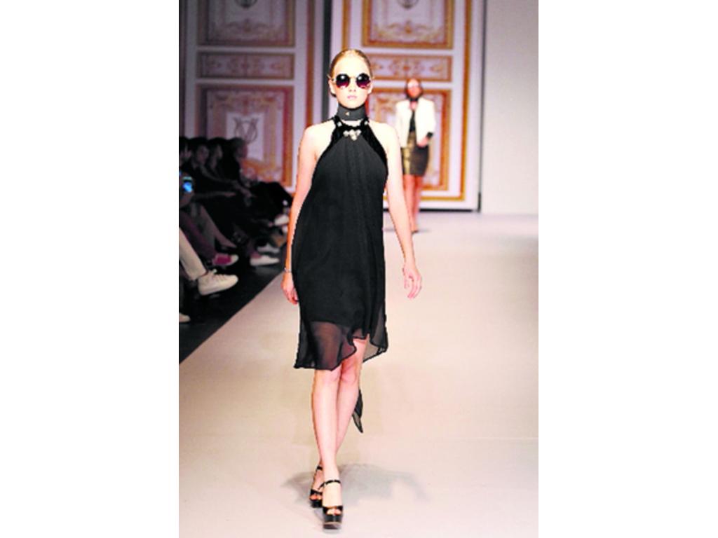 Para utilizarlo con el cabello recogido. No cabe duda de que es un vestido corto hermoso, que evoca la sensualidad y delicadeza de la mujer.(Delicado)