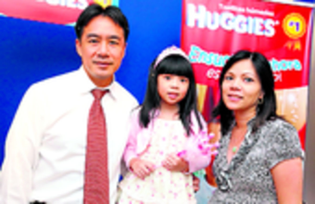 4. Jaime Mou, Valerie Mou y Lily Mou.
