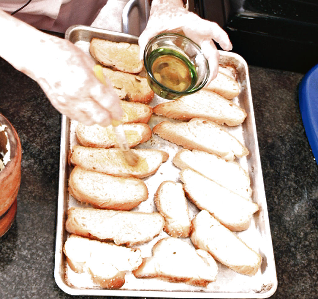 Pase a cada rebanada de pan una brocha con aceite de oliva, sazonado con sal.()