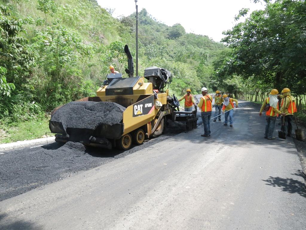 Personal del ministerio de Obras Públicas trabaja en los avances de la rehabilitación de esta vía de comunicación. Foto/Cortesía MOP.<br>
