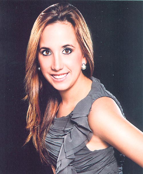 <p>Con su encanto esta simpática debutante hará su presentación en sociedad este 2 de julio en la gran celebración del Festival de Debutantes 2011. Andrea Carolina es hija de la distinguida pareja formada por el señor Fernando Arango Morrice y la seño