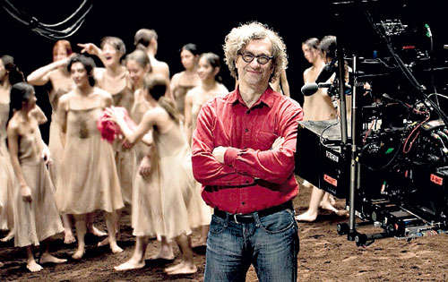<p>Director. Win Wenders durante el rodaje de una de las escenas de su obra cinematográfica Pina.</p>
