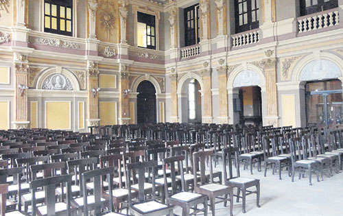 <p>Honor. En el aula máxima se reúne cada año la generación</p>