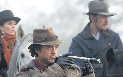 <p>Pelea. Batallan contra los matones de Moriarty.</p>