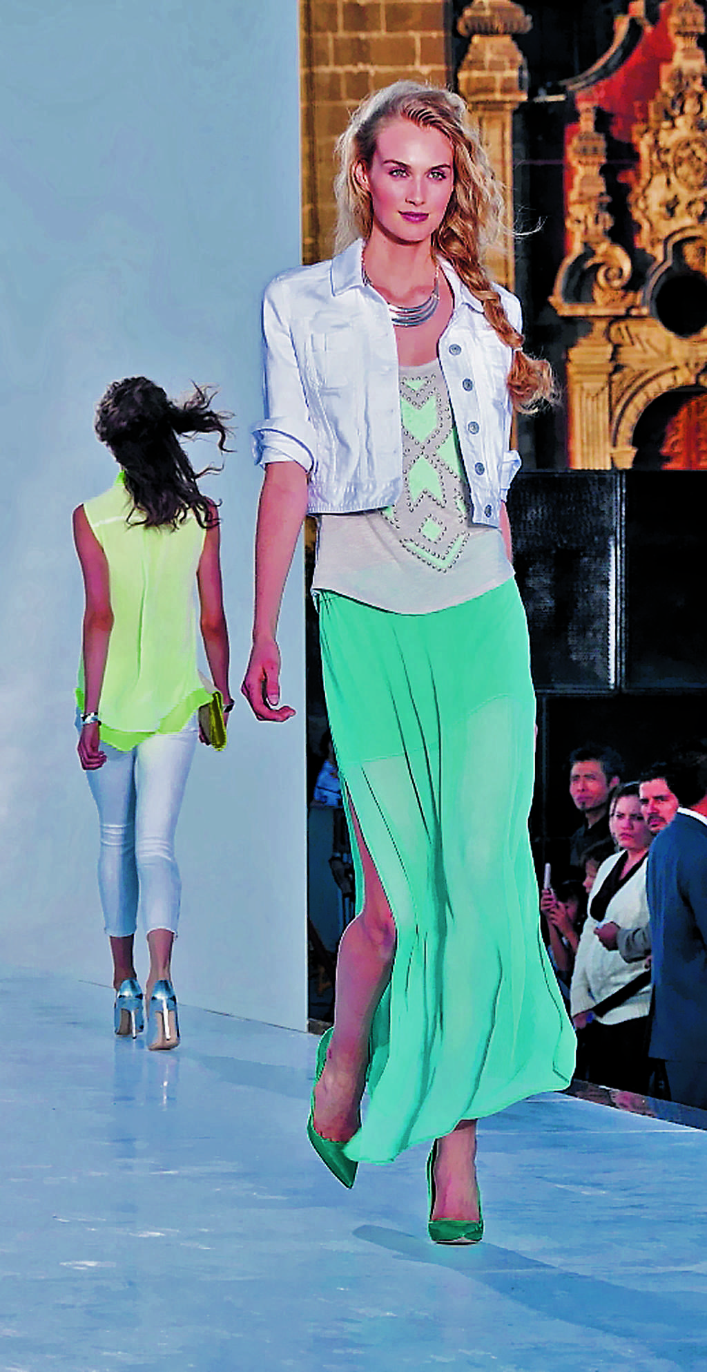 Transparencias. La propuesta con transparencias sigue latente. Las diversas prendas con colores vibrantes como el turquesa dan ese toque cute en la fémina.(Cortesía.)
