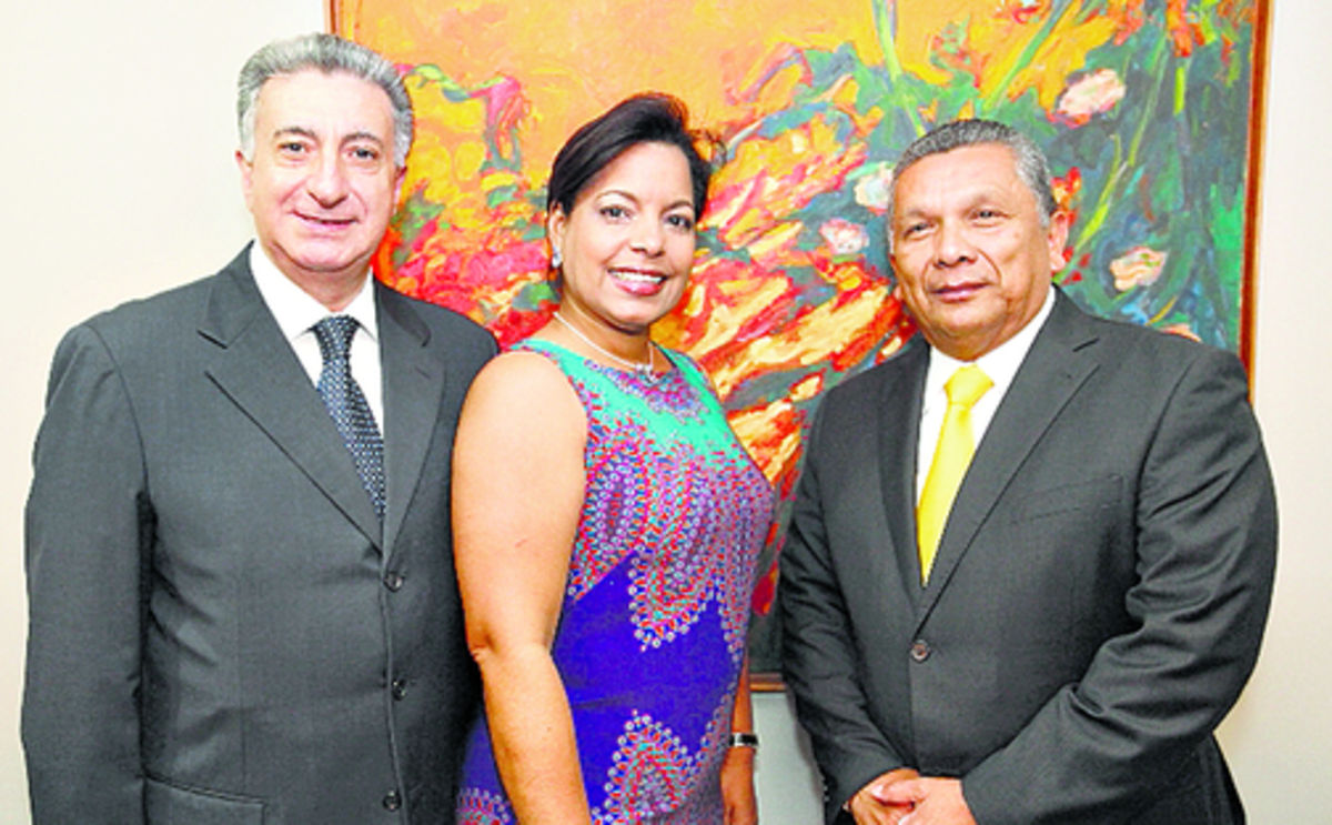 5. Osvaldo Carlucci, Leyda Tuñón y Elio Camarena.