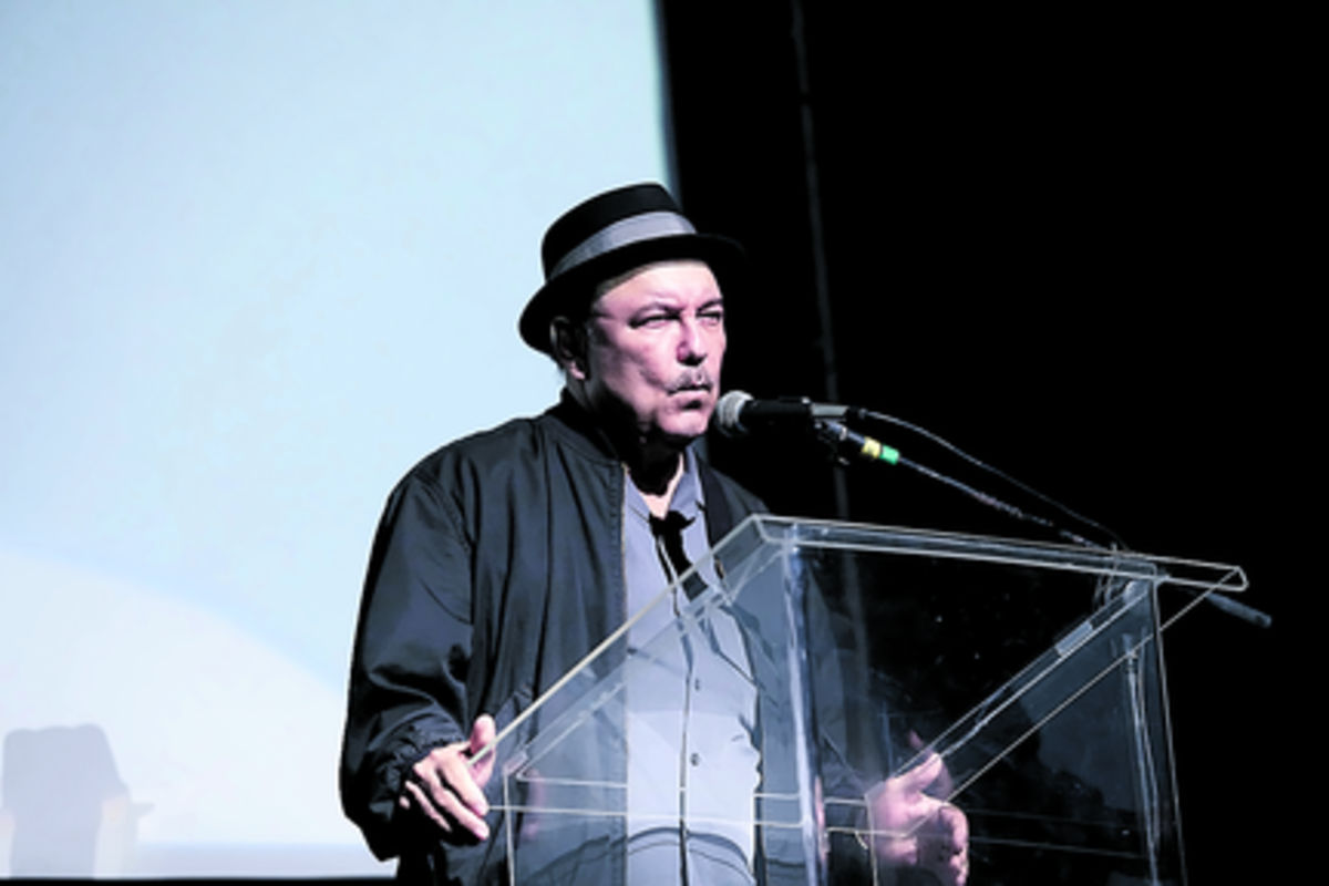 La alcaldesa Roxana Méndez y algunos de los artistas participantes(Omar Morales)