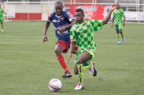 <p>Habilidoso. El colombiano Mosquera (dcha.) se movió por toda la cancha.</p>
