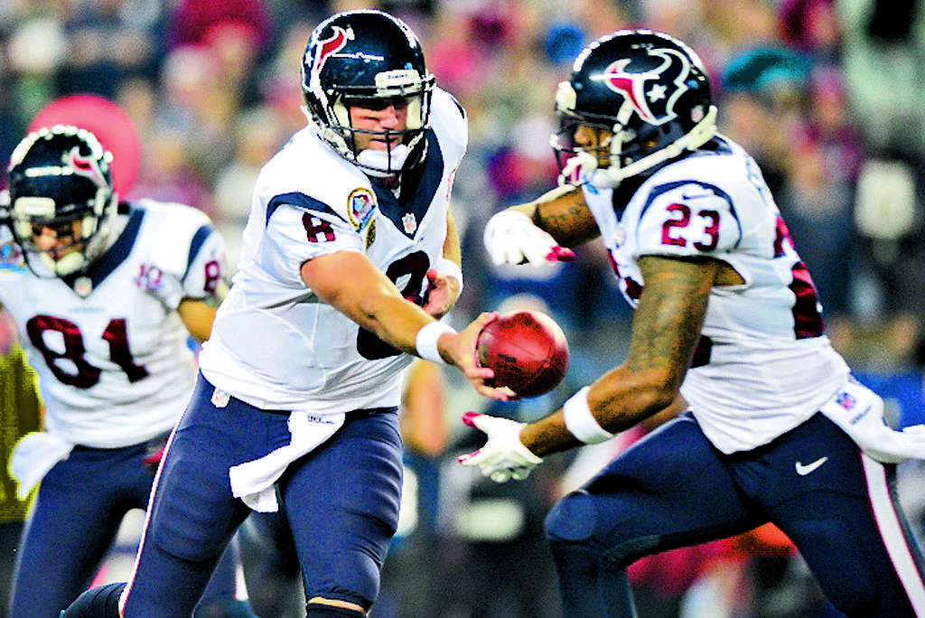 Anulado. Matt Schaub (izq.) no tuvo una buena noche. (EFE)